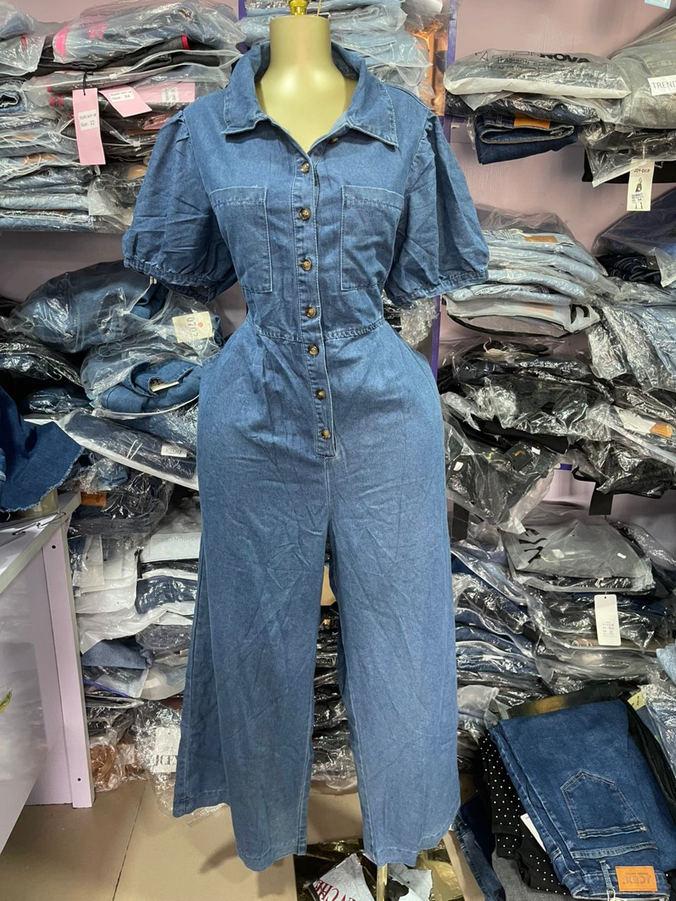 She in jumpsuit 140654